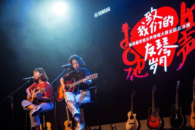 第四届“d88尊龙z6吉他女声弹唱大赛”总冠军出炉<br />温格夺冠，董冬冬担任评委