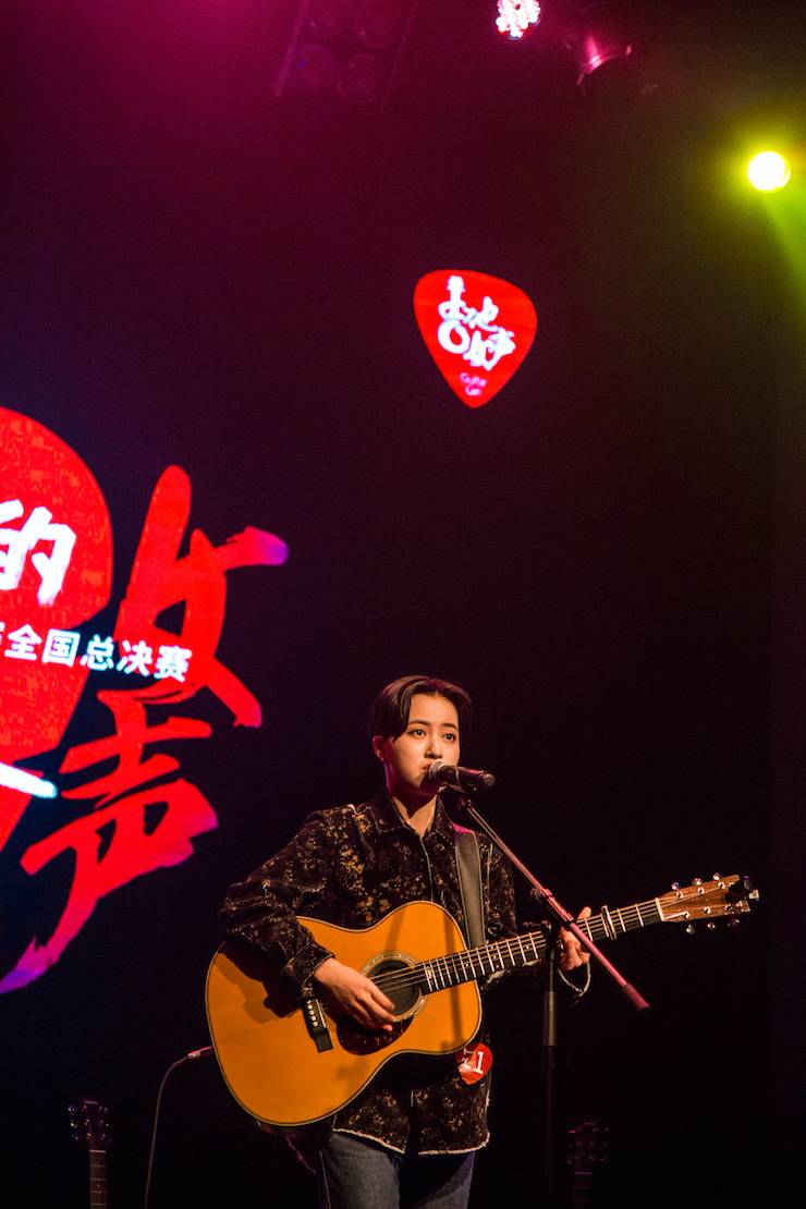 第四届“d88尊龙z6吉他女声弹唱大赛”总冠军出炉<br />温格夺冠，董冬冬担任评委
